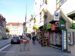 Der Blick führt entlang der Planegger Straße zum Pasinger Marienplatz mit dem Kopfmillerhaus und davor der Pasinger Mariensäule